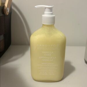Vanilla cake, body lotion